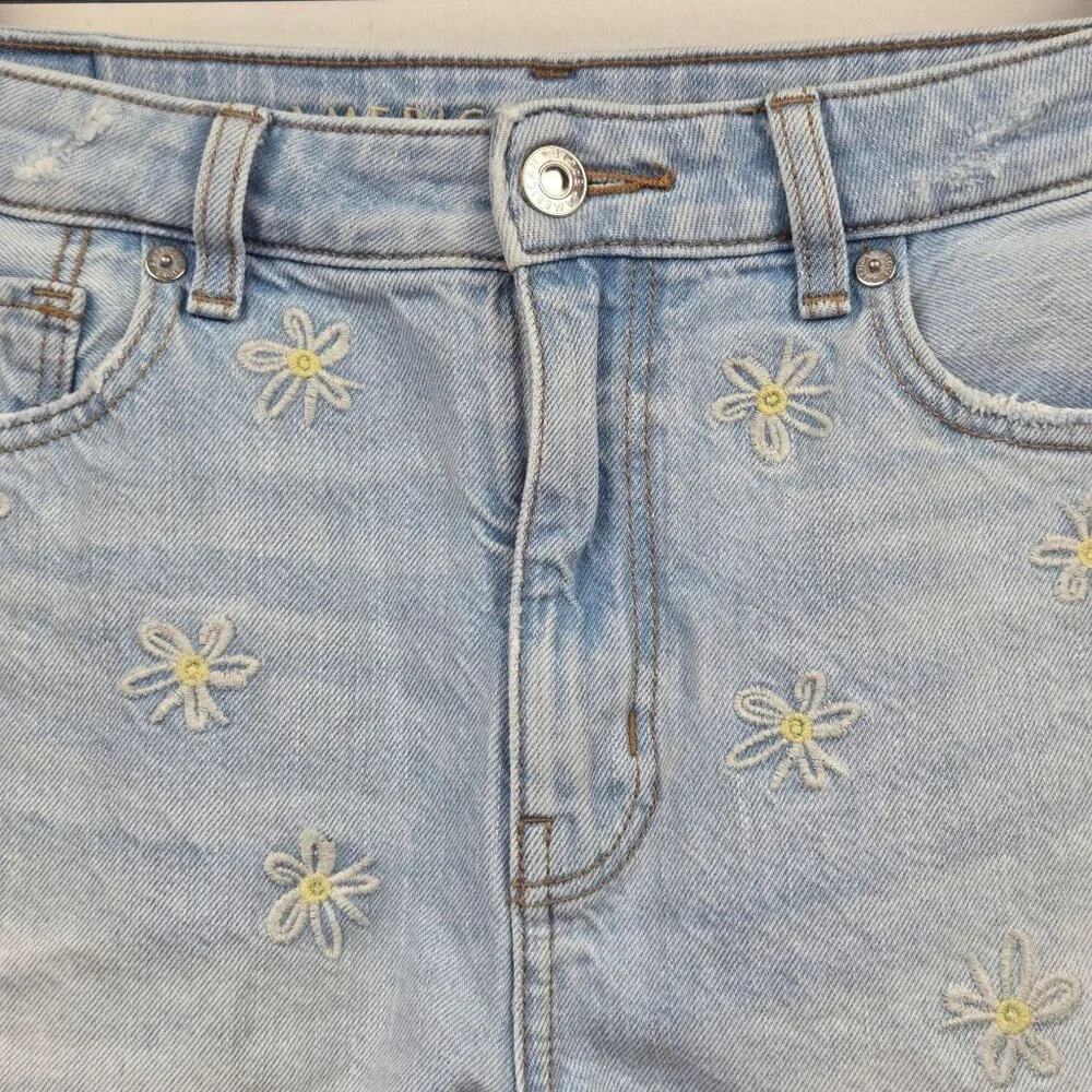 American Eagle Light Wash Daisy Embroidered Denim Shorts Size 4